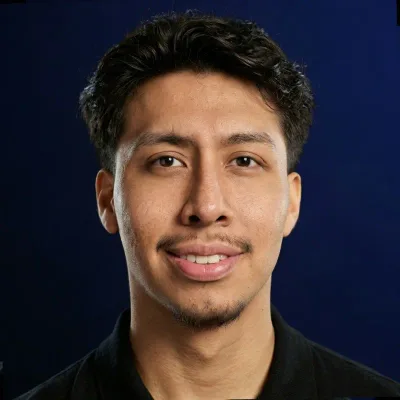 Retrato de Alex Aguirre, presidente y cofundador de UCM AI.